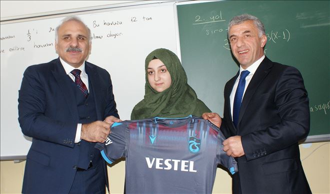 Başkan Zorluoğlu, Öğrencilere Trabzonspor Forması Dağıttı