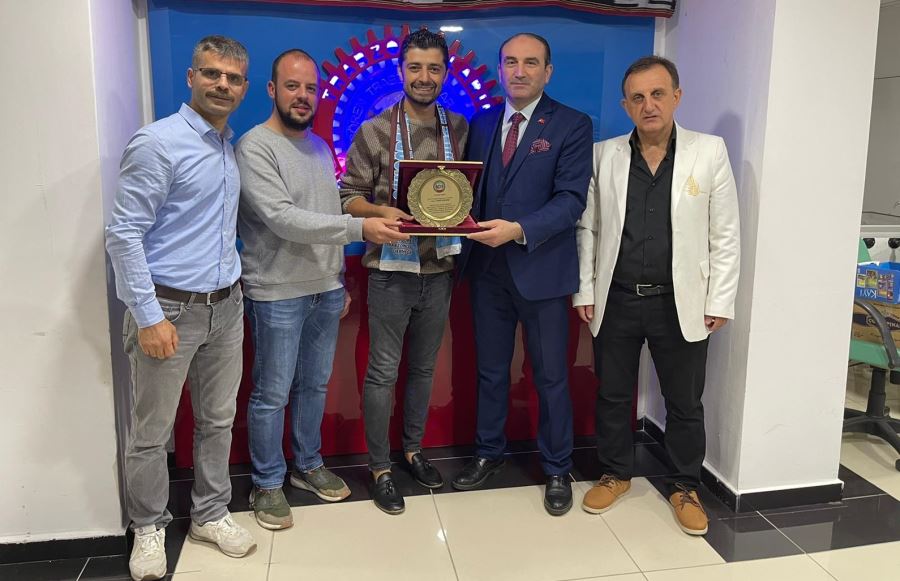 Trabzonlular Derneğinden Plaketli ödül