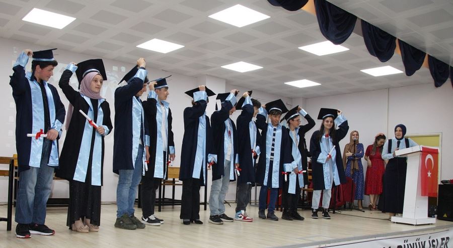 Dernekpazarı’nda Ortaokul öğrencileri için mezuniyet töreni düzenlendi