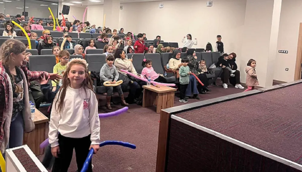 Çaykara İlçesinde Öğrenciler Şirinler Tiyatro Oyunu İle Buluştu