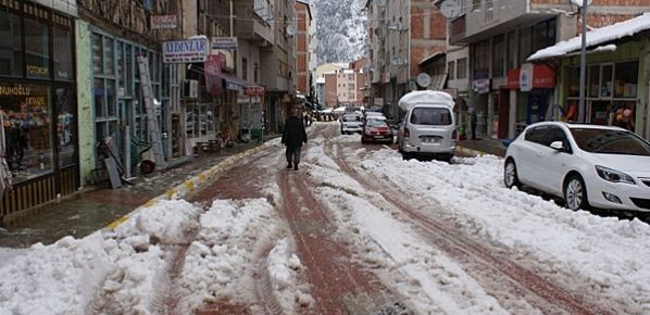 Kar Yağışı Çaykara ve Dernekpazarı`nda Okulları Tatil Ettirdi