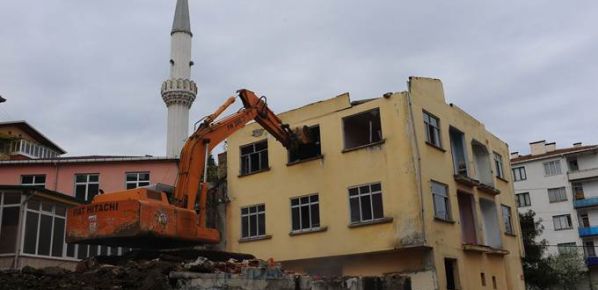 Tahtalı Cami`nin yanında bulunan üç katlı ev kamulaştırılarak yıkıldı. 