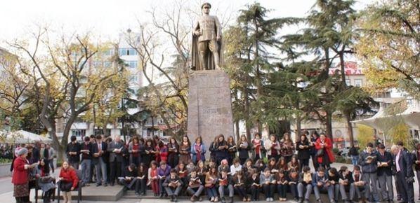 Trabzon Atatürk Meydanında ilginç okuma etkinliği 