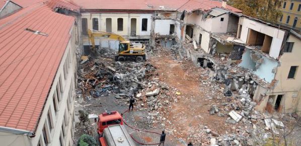 Trabzon Eski Belediye ek binası yıkılıyor