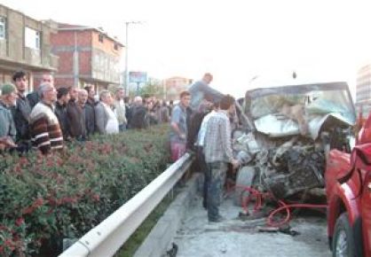 Trabzon`da Minibüs ile Kamyonet Çarpıştı: 7 Yaralı