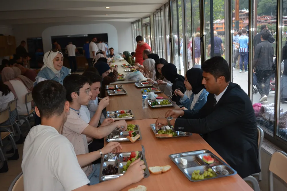 Üniversite Sınavına Hazırlanan Öğrencilerden Turizm Merkezi Uzungöl