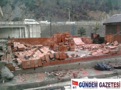 Çaykara`da Ruhsatsız Bina Yıktırıldı