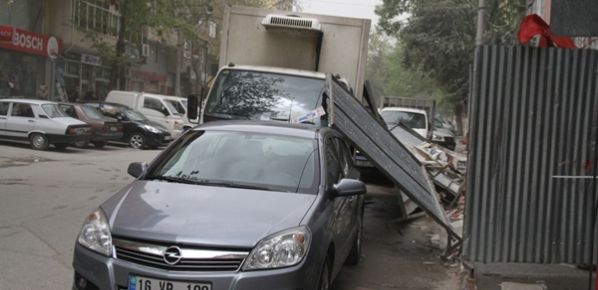 Fırtına Örnekköy`de hasara neden oldu