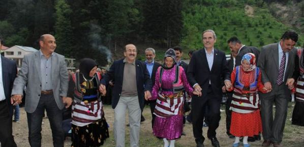 Geleneksel Acısu şenliklerine yoğun ilgi.