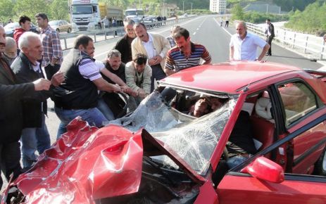 Of-Çaykara yolunda kaza; 5 kişi yaralandı